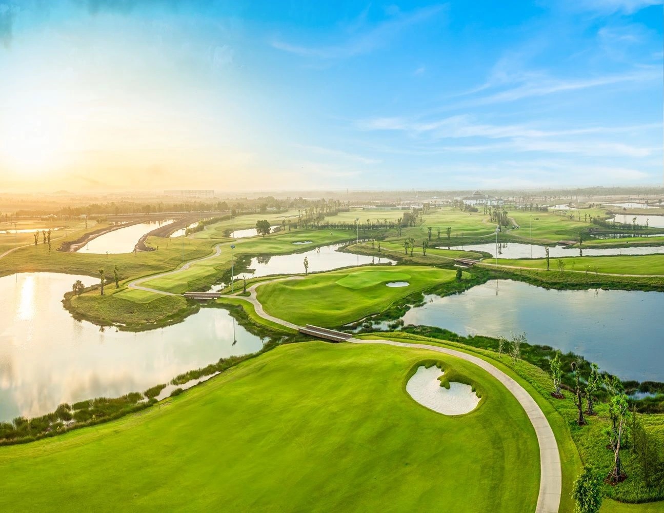 Vinhomes Sài Gòn Park hút giới thành đạt nhờ sân golf 36 hố